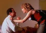 Nachdem Monk (Tony Shalhoub, l.) in das frühere Haus seiner Frau eingedrungen ist, landet er in der Irrenanstalt von Dr. Lancaster. Verzweifelt versucht er seiner Assistentin Sharona (Bitty Schram, r.) klarzumachen, dass dort nicht alles mit rechten Dingen zugeht. Nachdem Monk (Tony Shalhoub, l.) in das frühere Haus seiner Frau eingedrungen ist, landet er in der Irrenanstalt von Dr. Lancaster. Verzweifelt versucht er seiner Assistentin Sharona (Bitty Schram, r.) klarzumachen, dass dort nicht alles mit rechten Dingen zugeht.