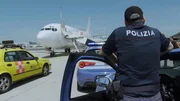 Die Passagiere sollen aussteigen, doch die Polizei hält den Flieger genau im Blick. Welche Überraschung wartet an Bord?