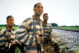 1. Drei M&auml;nner mit der falschen Kleidung: Die frisch entflohenen Kettenstr&auml;flinge Delmar (Tim Blake Nelson, l:), Pete (John Turturro, M.) und Ulysses Everett (George Clooney, r.) auf dem Weg in die Freiheit.