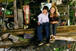 Fred (Jeremy Mockridge) und Sprotte (Michelle von Treuberg) sind allein im Baumhaus der Pygm&auml;en.