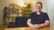 Oliver, 46, Assistent der Geschäftsführung aus Wien, sucht eine Frau fürs Leben: „Bitte gern auch mit einer großen Portion Toleranz, denn mit mir kann man genauso auf die Regenbogenparade gehen.“ Vom Online-Dating hat der 46-jährige genug. „Diese Apps stressen mich. Links, rechts, Matches, keine Antwort, plötzlich blockiert – das ist mir alles zu elektrisch, anonym und unpersönlich“, verrät er im Gespräch. Vor 16 Jahren hat es den gebürtigen Oberösterreicher, der gerne Minigolf spielen geht und in seiner Wohnung Modeleisenbahn fährt, nach Wien verschlagen: „Es wäre schön, wenn meine zukünftige Partnerin aus dem Großraum Wien kommt.“ Was ihm wichtig ist: „Ich suche keine Frau mit aufgespritzten Lippen oder Botox in der Stirn. Dafür darf sie Format haben, aber kein Hungerhaken sein. Haarfarbe, Herkunft oder Ausbildung – das alles ist zweitrangig“. 12 Jahre war Oliver verheiratet und seit fünf Jahren ist er geschieden. Der Grund der Scheidung war, dass seine Ex-Frau zurück nach Deutschland wollte – er aber wollte in Wien bleiben: „Das Ende war schmerzhaft, aber wir waren zuvor lange glücklich. Und genau dieses Gefühl möchte ich wieder spüren.“ Neben Wandern und Laufen hat Oliver noch ein weiteres Hobby. Er ist Teil einer Strickgruppe, die für den guten Zweck Decken und Jacken anfertigt: „Wir leben in einer Wohlstandsgesellschaft – da darf man ruhig auch etwas zurückgeben.“ Oliver sucht eine Frau zwischen 40 und 50, mit der er noch 40 Jahren Händchen haltend auf einer Parkbank sitzen kann. „Genau das wünsche ich mir“, erzählt er gerührt im Gespräch.