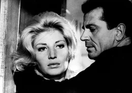 Zur ARTE-Sendung am 20. Mai 2004 um 20.45 Uhr Die mit der Liebe spielen Bildunterschrift: Claudia (Monica Vitti) und Sandro (Gabriele Ferzetti) glauben nicht mehr an Annas R&uuml;ckkehr. Bildrechte: ARTE F Honorarfreie Verwendung nur im Zusammenhang mit genannter Sendung und bei folgender Nennung "Bild: Sendeanstalt/Copyright". Andere Verwendungen nur nach vorheriger Absprache: ARTE-Bildredaktion, Tel.: Carine Jechoux +33 3 88 14 21 37 und Silke W&ouml;lk +33 3 88 14 22 25, E-Mail: bildredaktion@arte-tv.com