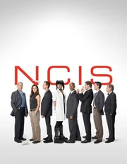 Die Mitglieder des Naval Criminal Investigation Service: Leon Vance (Rocky Carroll, 4.v.r.), Tim McGee (Sean Murray, 3.v.l.), Dr. Donald Mallard (David McCallum, r.), Anthony DiNozzo (Michael Weatherly, 3.v.r.), Abby Sciuto (Pauley Perrette, 4.v.l.), Leroy Gibbs (Mark Harmon, l.), Ziva David (Cote de Pablo, 2.v.l.) und Jimmy Palmer (Brian Dietzen, 2.v.r.) ... Die Mitglieder des Naval Criminal Investigation Service: Leon Vance (Rocky Carroll, 4.v.r.), Tim McGee (Sean Murray, 3.v.l.), Dr. Donald Mallard (David McCallum, r.), Anthony DiNozzo (Michael Weatherly, 3.v.r.), Abby Sciuto (Pauley Perrette, 4.v.l.), Leroy Gibbs (Mark Harmon, l.), Ziva David (Cote de Pablo, 2.v.l.) und Jimmy Palmer (Brian Dietzen, 2.v.r.) ...