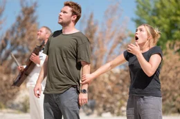 Dani (Florence Pugh, r.) und Christian (Jack Reynor, M.) werden unvorbereitet Zeuge eines Senizid.