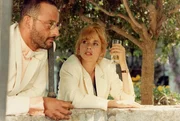 Jacques' Jugendfreund Enzo (Jean Reno) und Johana (Rosanna Arquette) betrinken sich auf einer Feier auf Sizilien.