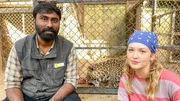 Tierarzt Dr. Anand zeigt Nina die Leoparden in der Krankenstation des Biologischen Parks von Bangalore.
