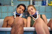 Yannik (Rojan Juan Barani, l.) und Caro (Meriel Hinsching, r.) hatten auf der Kirmes einen Unfall. Auf ärztlichen Rat versuchen die beiden vergeblich, wach zu bleiben. Yannik (Rojan Juan Barani, l.) und Caro (Meriel Hinsching, r.) hatten auf der Kirmes einen Unfall. Auf ärztlichen Rat versuchen die beiden vergeblich, wach zu bleiben.