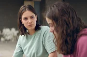 (v.li.): Salma (Allegra Tinnefeld) und Ela (Eva Marlen Hirschburger) sind abgehauen, um auf eigene Faust die Wahrheit zu erfahren.
