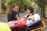 Dr. Ina Schulte (Isabell Gerschke) und Dr. Philipp Brentano (Thomas Koch) haben gerade erfahren, dass Sarah Marquardt und Philipps Frau Arzu mit einer Hochschwangeren im Fahrstuhl stecken geblieben sind.