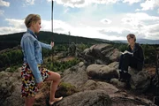 Klara (Wolke Hegenbarth, l.) findet Tina Hegemann (Hanna Müller, r.), die Tochter des Mordopfers. das 16-jährige Mädchen weiss nichts über die Ereignisse in der Glasbläserei.
