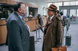 Das ist ein &Uuml;berfall: Forrest Tucker (Robert Redford) &uuml;berzeugt den Bankchef Owens (Gene Jones, li.) auf h&ouml;fliche Art, das Geld herauszur&uuml;cken