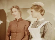 Caroline (Karen Grassle, l.) macht sich gro&szlig;e Sorgen um ihre Tochter Mary. Doch Schwester Johnson (Naomi Ross, r.) kann sie beruhigen. Denn Mary besitzt eine kr&auml;ftige Konstitution.