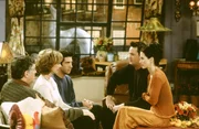 (v.l.n.r.) Jack Geller (Elliott Gould); Judy Geller (Christina Pickles); Ross Geller (David Schwimmer); Chandler Bing (Matthew Perry); Monica Geller (Courteney Cox)