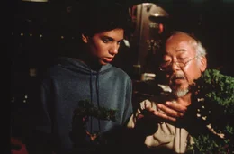 Daniel La Russo (Ralph Macchio, l.) hat tagt&auml;glich mit der brutalen Schikane seiner Mitsch&uuml;ler zu k&auml;mpfen. Um sich endlich dagegen wehren zu k&ouml;nnen, zeigt ihm Mr. Miyagi (Pat Morita, r.) als Lehrer und Freund die Urform des Karate.