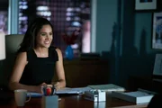 Es geht um alles: Rachel (Meghan Markle) steht ihrem Verlobten Mike zur Seite, der wegen Betrugs verhaftet wurde. Es scheint, als gebe es eine Möglichkeit ihn zu retten und Rachel ist entschlossen, diese zu nutzen.