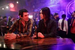 In einer Bar macht sich Peter (Lukas Haas) an sein n&auml;chstes Opfer heran. Was er nicht wei&szlig;: Er hat es mit der undercover arbeitenden FBI-Agentin Rebecca Lombardi (Megan Fox) zu tun.