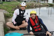 Die Junioren-Weltmeisterin Zoe Jakob (18) mit Kanuslalom-Anfänger und Moderator Stefan Bodemer