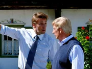 Dr. Kahnweiler (Mark Keller) versucht Roman (Siegfried Rauch) endlich zum Verkauf seiner Arztpraxis zu bewegen, um dort eine Schönheitstagesklinik zu errichten. Dr. Kahnweiler (Mark Keller) versucht Roman (Siegfried Rauch) endlich zum Verkauf seiner Arztpraxis zu bewegen, um dort eine Schönheitstagesklinik zu errichten.