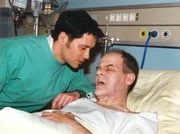 Philipp, der neue Arzt in der Sachsenklinik, kämpft um das Leben seines todkranken Vaters. Ohne Wissen der Ärzte behandelt er ihn mit einem stark belastenden Mittel.