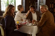 Felix (Christoph M. Ohrt, r.) bemerkt, dass Sandra sich &uuml;berhaupt nicht wohl dabei f&uuml;hlt, mit Patricia (Barbara Demmer, 2.v.l.) und Robert (Pasquale Aleardi, 2.v.r.) an einem Tisch zu sitzen. Ist Robert es wert, ihre Freundschaft zu Patricia aufs Spiel zu setzen?