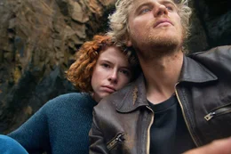 Moll (Jessie Buckley) und Pascal Renouf (Johnny Flynn)