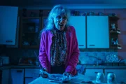 Janine (Anita Dobson) wird zunehmend aggressiv. Sie braucht frisches Fleisch und Blut.