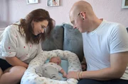 Franziska und Florian mit ihrem Familienzuwachs im Wohnzimmer. Mutter und Kind haben die Kaiserschnitt-OP gut überstanden.