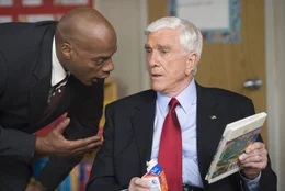 Immer f&uuml;r einen rassistischen Witz gut: Pr&auml;sident Baxter Harris (Leslie Nielsen, r.) ...