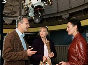 Der Astronom Robert von Reichenbach (Peter Sattmann) weiß noch nicht, ob sein Herz für die attraktive Bankerin Monika (Sonja Kirchberger, rechts) oder für die Astrologin Lena (Anica Dobra, Mitte) schlägt.