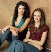 (3. Staffel) - Tag für Tag kämpfen sich Lorelai (Lauren Graham, l.) und Rory (Alexis Bledel, r.) durch große und kleine Schwierigkeiten ...