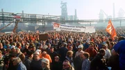 Stahlarbeiter demonstrieren am 9. Dezember vor dem Werksgelände des Krupp-Stahlwerkes in Duisburg-Rheinhausen für den Erhalt der Hütte und der Arbeitsplätze.