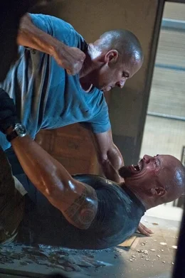 In Rio De Janeiro treffen Toretto (Vin Diesel, l.) und Hobbs (Dwayne Johnson, r.) aufeinander ...