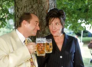 Kittler (Egon Hofmann) erzählt Walter alias Karin (Katy Karrenbauer) den neuesten Knast-Tratsch und verspricht ihr, dafür zu sorgen, dass sie wieder eingestellt wird.