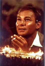 Klaus Maria Brandauer (Baron Bror Blixen).