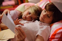 Sich dem Tod widerspruchslos zu ergeben? Wie k&ouml;nnte sie! Die krebskranke Jela (Annette Frier, r.) macht dem Tod schnell deutlich, dass ihre neunj&auml;hrige Tochter Lucy (Emma Schweiger, l.) demn&auml;chst Geburtstag hat, den sie mit der Mutter feiern muss. Als der Tod einen winzigen Moment z&ouml;gert, ergreift Jela die Flucht - f&uuml;r kurze Zeit ...; Sich dem Tod widerspruchslos zu ergeben? Wie k&ouml;nnte sie! Die krebskranke Jela (Annette Frier, r.) macht dem Tod schnell deutlich, dass ihre neunj&auml;hrige Tochter Lucy (Emma Schweiger, l.) demn&auml;chst Geburtstag hat, den sie mit der Mutter feiern muss. Als der Tod einen winzigen Moment z&ouml;gert, ergreift Jela die Flucht - f&uuml;r kurze Zeit ...