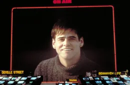 Seit 10.909 Tagen wird "Die Truman Show" live, 24 Stunden am Tag, in 120 L&auml;ndern ausgestrahlt, bis zu 1.7 Milliarden Zuschauer sehen Truman (Jim Carrey) t&auml;glich zu, wie er sein Leben lebt. Aber er wei&szlig; davon nichts!