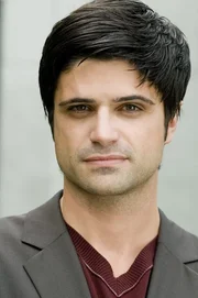 (1. Staffel) - Micks Partner Andreas Kringge (Maximilian Grill) befolgt Dienstvorschriften so präzise wie die Bedienungsanleitung seines Smartphones.