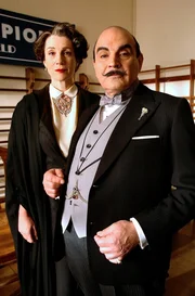 Miss Bulstrode (Harriet Walter, l.) und Hercule Poirot (David Suchet, r.).