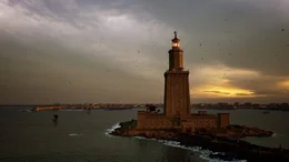 Computeranimation: Der Leuchtturm von Alexandria war mit &uuml;ber 120 Metern H&ouml;he eines der Sieben Weltwunder der Antike. Er verdeutlicht die Bedeutung des Hafens von Alexandria f&uuml;r die r&ouml;mische Seefahrt. Der Leuchtturm von Alexandria stand auf der Insel Pharos. Das Wort "Pharos" wurde weltweit zu einem Synonym f&uuml;r Leuchtt&uuml;rme. Von dem Bauwerk ist leider nichts erhalten.