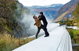 Ethan Hunt (Tom Cruise, r.)  Gabriel (Esai Morales, l.)