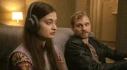 Iven (Anton Spieker, re.) m&ouml;chte Wienke (Philine Schm&ouml;lzer, li.) vor der Wahrheit besch&uuml;tzen.