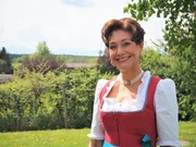Elisabeth Rehm im Garten des Landgasthofs "Die Post". Elisabeth Rehm im Garten des Landgasthofs "Die Post".