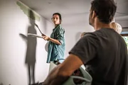 Lucie (Marie Hacke) kämpft um einen eigenen Raum im Haus von Marinus (David Miesmer) und dessen Vater.