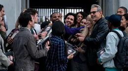 Dr. Ian Malcolm (Jeff Goldblum, r.)