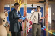 In Montreal muss Castle (Nathan Fillion, l.) herausfinden, was hinter dem Mord an dem CEO einer bekannten Spielzeugfirma steckt. Hat Matt Monroe (Brian Tichnell, r.) etwas damit zu tun?