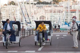 Philippe (Artus, l.) wird mangels Arbeitserfahrung zum Fahrradtaxifahrer, doch das Gesch&auml;ft ist hart umk&auml;mpft.