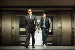 Nachdem Geheimagent Harry Hart (Colin Firth, l.) "Eggsy" (Taron Egerton, r.) aus dem Knast geholt hat, schickt er ihn zur Ausbildung als Superspion. Im Ausbildungscamp trifft der Junge auf taffe Kandidaten, die ebenfalls den vakanten Platz bei den "Kingsmen" ergattern wollen ...