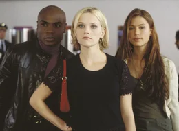 Von links: Frederick Montana (Nathan Lee Graham), Melanie Smooter (Reese Witherspoon) und Tabatha Wadmore-Smith (Rhona Mitra) Die Verwendung des sendungsbezogenen Materials ist nur mit dem Hinweis und Verlinkung auf TVNOW gestattet.