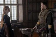 Elizabeth Tudor (Alicia von Rittberg, l.); John Dudley (Jamie Parker, r.)