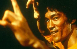 Schauspieler Billy Lo (Bruce Lee), soll in den Dienst eines Verbrechersyndikats gestellt werden.
